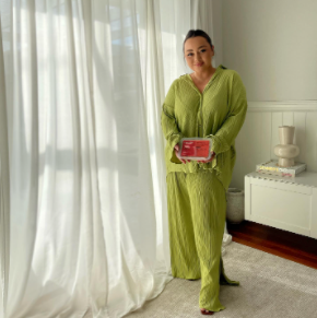 Instagram image of a woman unpacking her Nourish'd delivery box. The woman is smiling and sitting at her dining table in her wheelchair.